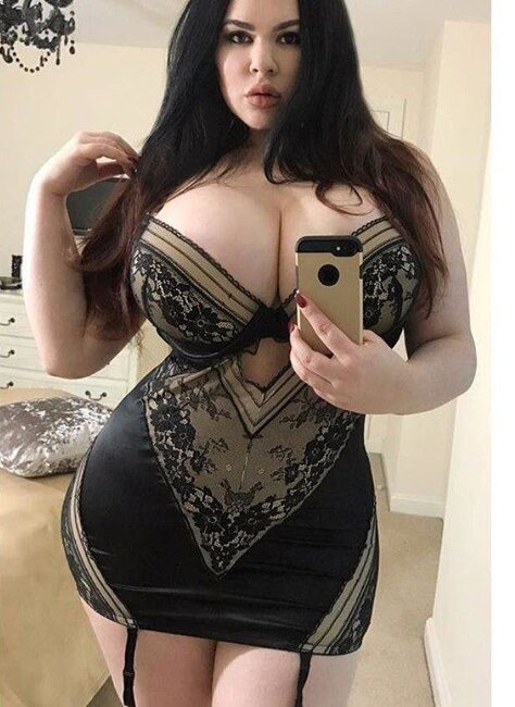 İri sinəsinə görə məktəbdə ona gülürdülər - Model oldu - FOTO 18+