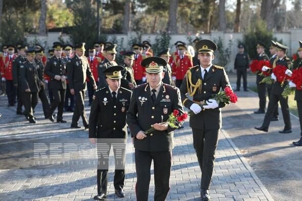 Müdafiə Nazirliyinin zabit heyəti Zəfər Günü ilə bağlı İkinci Şəhidlər xiyabanını ziyarət edib
