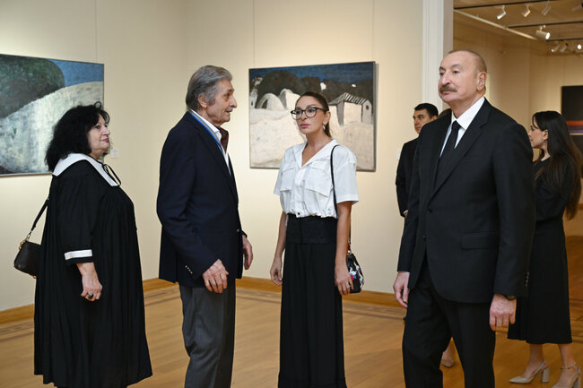 Prezident ailəsi ilə sərgidə - Fotolar