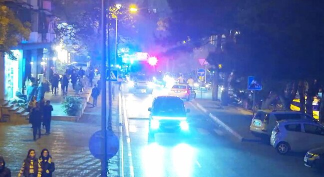 Yanğına görə bu küçədə hərəkət məhdudlaşdırıldı - Foto