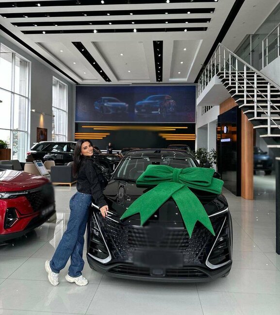 "Qız atası"nın məşhur aktrisası özünə lüks maşın aldı - FOTO
