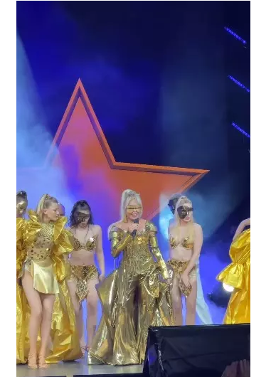 Ajda Pekkan səhnəni "qızıl"a bürüdü