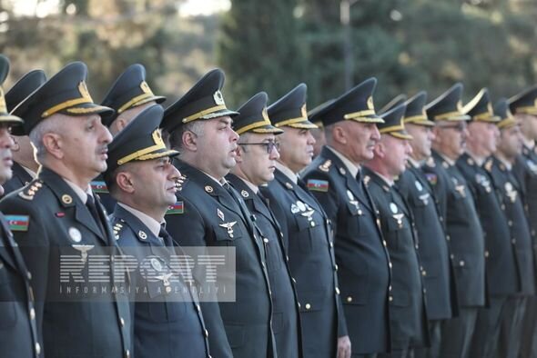 Müdafiə Nazirliyinin zabit heyəti Zəfər Günü ilə bağlı İkinci Şəhidlər xiyabanını ziyarət edib