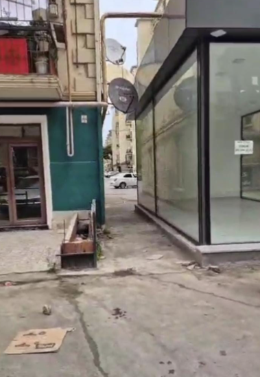 AAAF Parkda yolu bağlayıb, mağaza tikdilər (VİDEO)