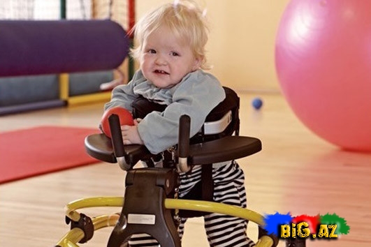 Manej uşaqların yerişini pozur