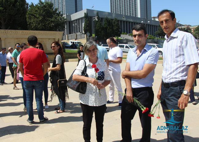 ANS-in kollektivi Çingiz Mustafayevin məzarını ziyarət etdi - FOTOLAR