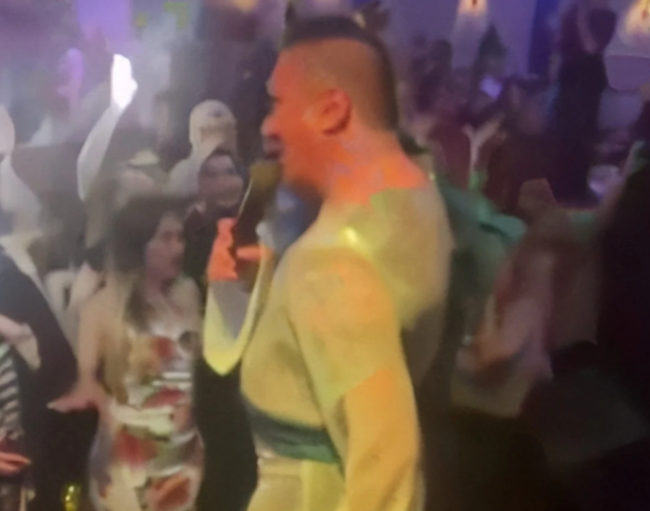 Murat Övüç səhnədə yıxıldı: "Mənə nəzər dəydi"