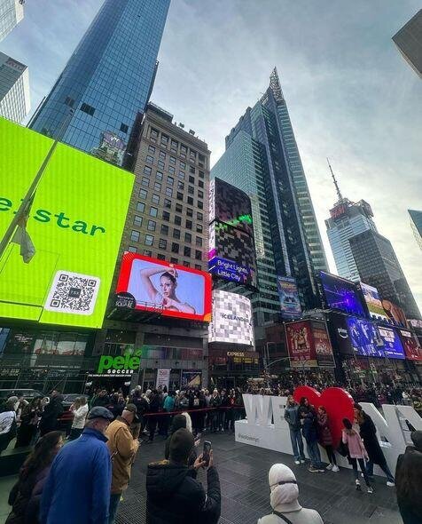 Azərbaycanlı məşhurun FOTOsu Nyu-York küçələrində nümayiş olunur