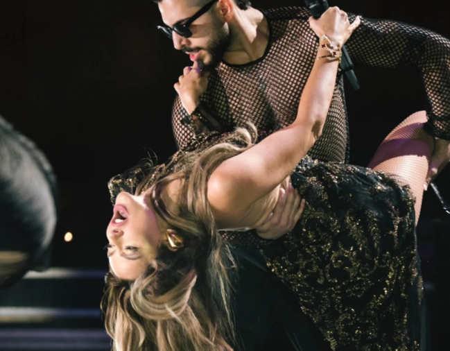 Hadisə Pankarta Biganə Qalmadı: Fanatı ilə Qucaqlaşdı