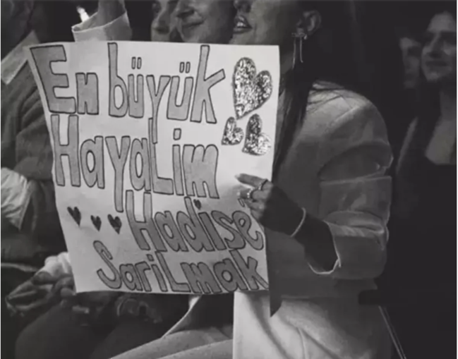 Hadisə Pankarta Biganə Qalmadı: Fanatı ilə Qucaqlaşdı