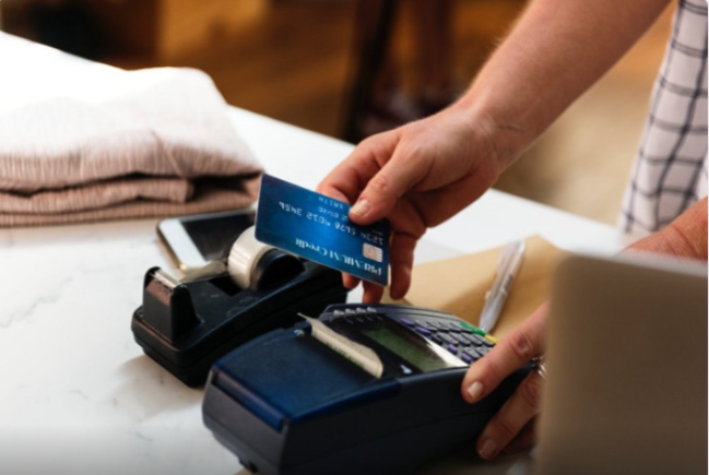 Bakıda bank kartını oğurlayıb 300 manatlıq alış-veriş etdilər