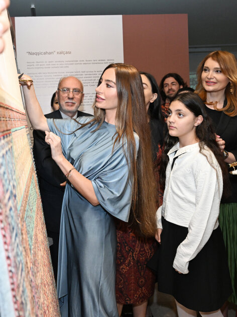 Prezidentin qızları Şahzadə ilə sərgidə - Fotolar