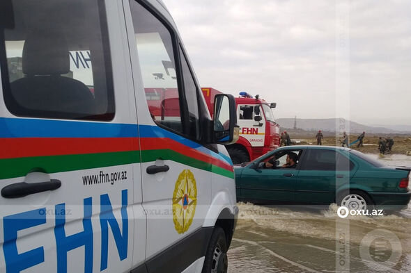 Azərbaycanda su basan magistral yolda nəqliyyatın hərəkəti tam bərpa olundu - YENİLƏNİB + FOTO/VİDEO