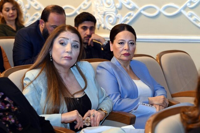Nazir aktyorlarla görüşdü