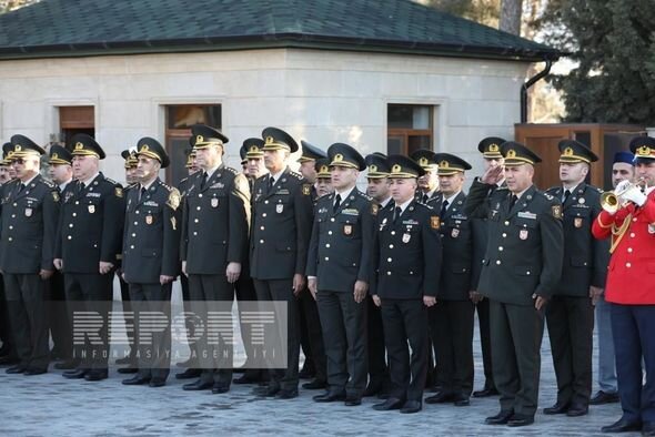 Müdafiə Nazirliyinin zabit heyəti Zəfər Günü ilə bağlı İkinci Şəhidlər xiyabanını ziyarət edib