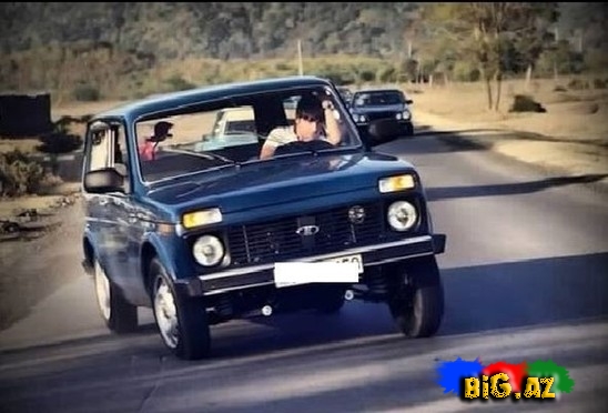 "Niva"nı saxlayan polisi döydülər