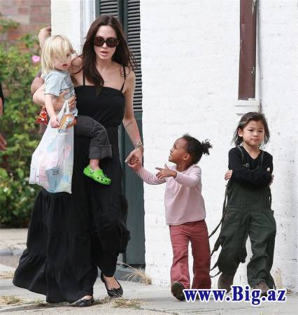 Angelina Jolie və şirin şəkər balaları