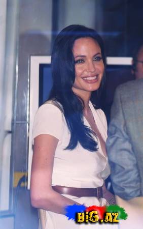 Angelina Jolie Yeni Stildə