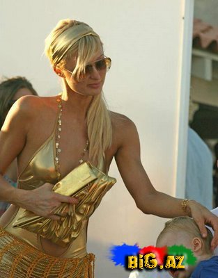 Paris Hiltonun qızıl libası