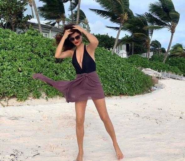 52 yaşlı supermodel çimərlikdə çəkilən fotoları ilə göz qamaşdırdı - FOTO