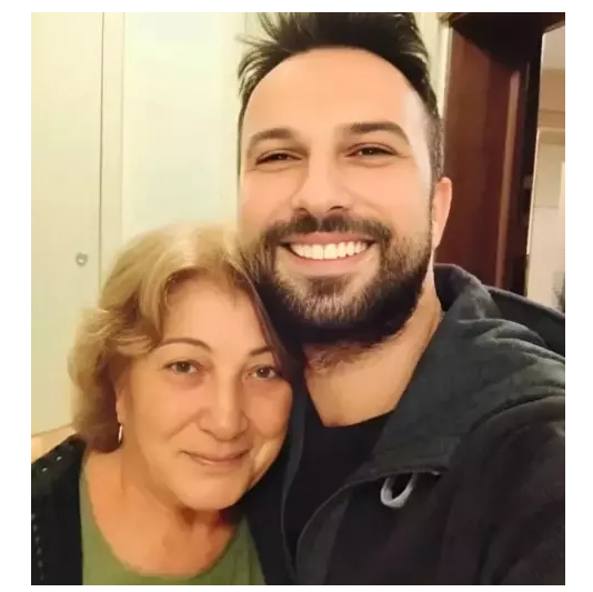 Tarkan anası ilə vidalaşdı: "Ana itirmək içindəki oddur"