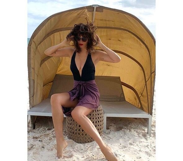 52 yaşlı supermodel çimərlikdə çəkilən fotoları ilə göz qamaşdırdı - FOTO