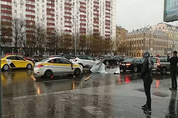Moskvada qasırğa: 2 nəfər ölüb – FOTO