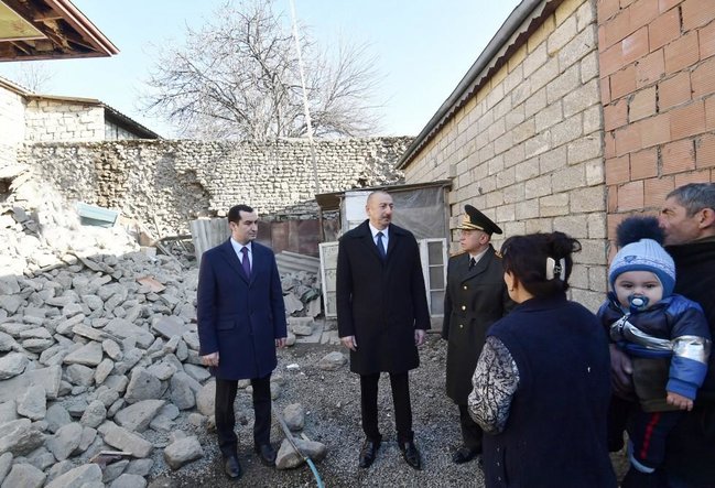 Xalqla iç-içə: Prezidentin zəlzələ baş verən əraziyə səfərindən FOTOLAR