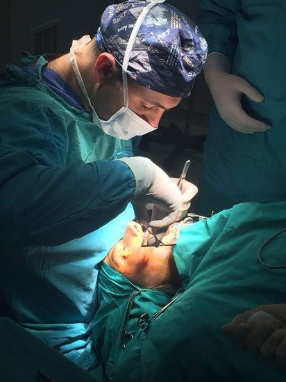 Azərbaycanlı həkim 20 yaşlı qızı pulsuz əməliyyat etdi, həyata qaytardı