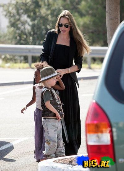 Angelina Jolie öz körpələri ilə