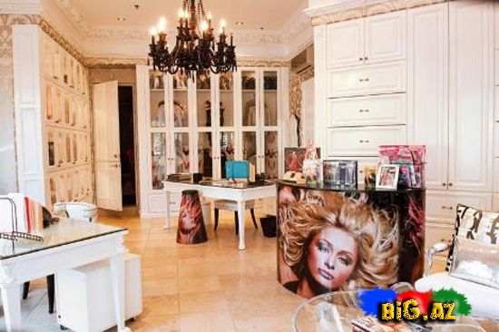 Paris Hilton evinin qapılarını açdı