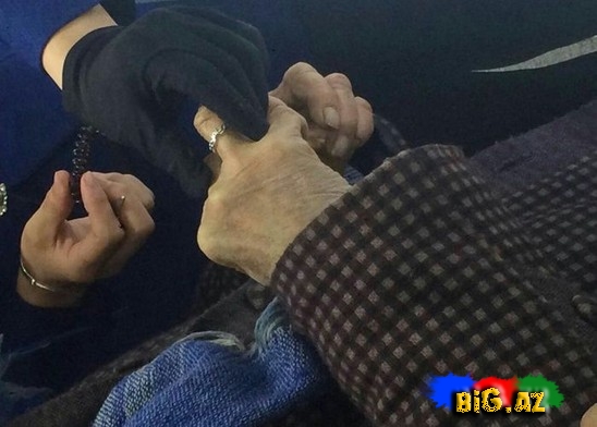 80 yaşlı süpürgəçi arvadına brilyant üzük bağışladı - FOTO