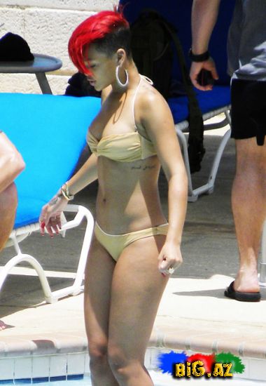 Rihanna hovuzda