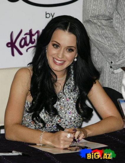 Katy Perry yeni ətirini tanıdarkən, comərd dekoltesiyle nəfəs kəsdi
