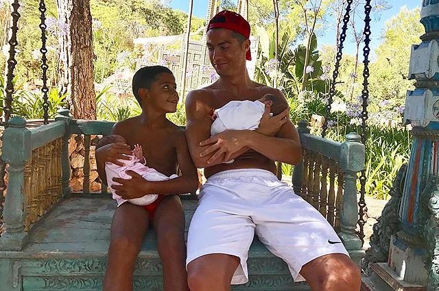 Ronaldo 2 aylıq övladı ilə - foto