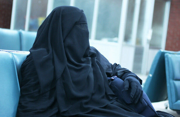 Qara niqabda "kişi" əli olan insanın kimliyini MÜƏYYƏNLƏŞDİ - FOTO