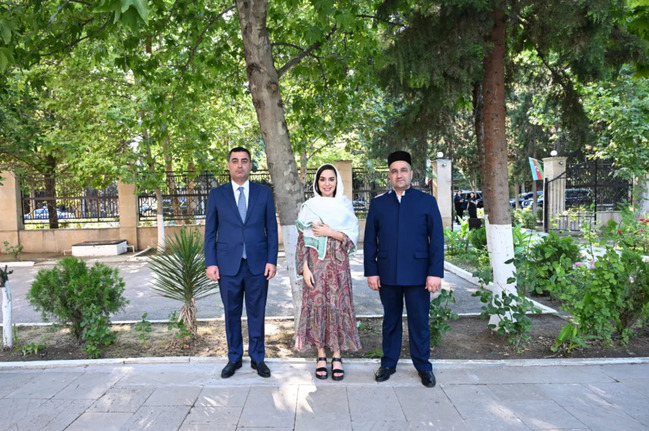 Leyla Əliyeva Yevlaxda Cümə məscidində oldu, məktəb açılışında iştirak etdi (FOTO)