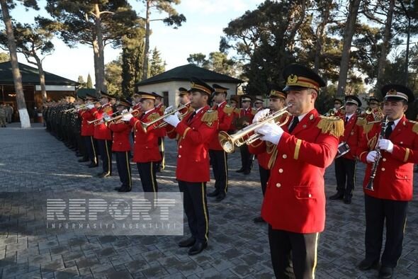 Müdafiə Nazirliyinin zabit heyəti Zəfər Günü ilə bağlı İkinci Şəhidlər xiyabanını ziyarət edib