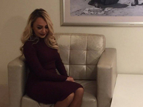 Bakıda məşhur xanım aparıcıya çəngəllə xəsarət yetirdilər - FOTO