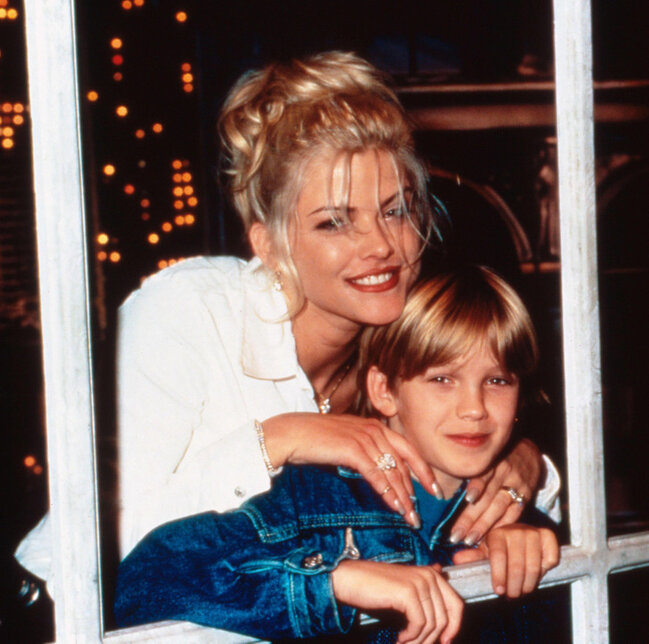 Gənc yaşlarında ana olan 17 ulduz - FOTO