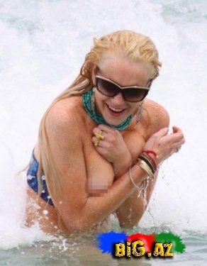 Lindsay Lohan çimərkən bikinisi əynindən suya düşdü [Foto]