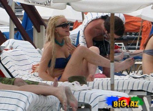 Lindsay Lohan çimərkən bikinisi əynindən suya düşdü [Foto]