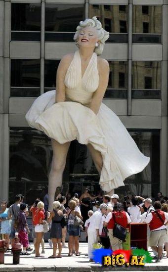 Marilyn Monroe heykəli göz qamaşdırdı