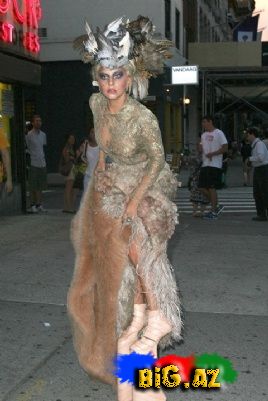 Lady Gaga 60 sm topuqlarıyla New Yorku bir-birinə qatdı