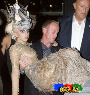 Lady Gaga 60 sm topuqlarıyla New Yorku bir-birinə qatdı