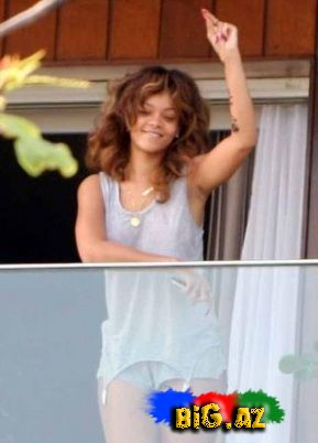 Rihanna makyajsız və pijamalı