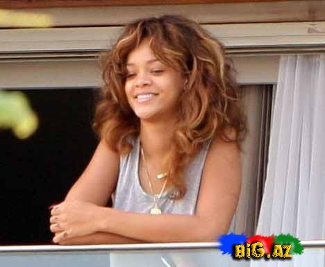 Rihanna makyajsız və pijamalı