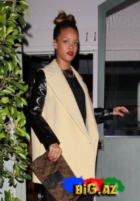 Rihanna makyajsız və pijamalı