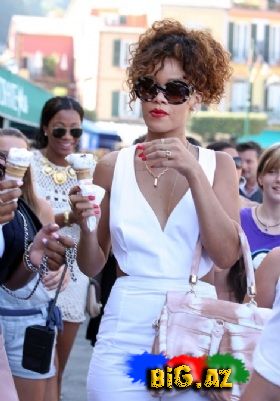 Rihanna makyajsız və pijamalı