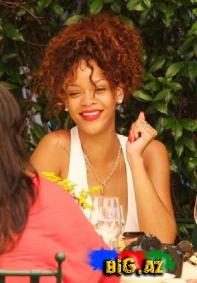 Rihanna makyajsız və pijamalı